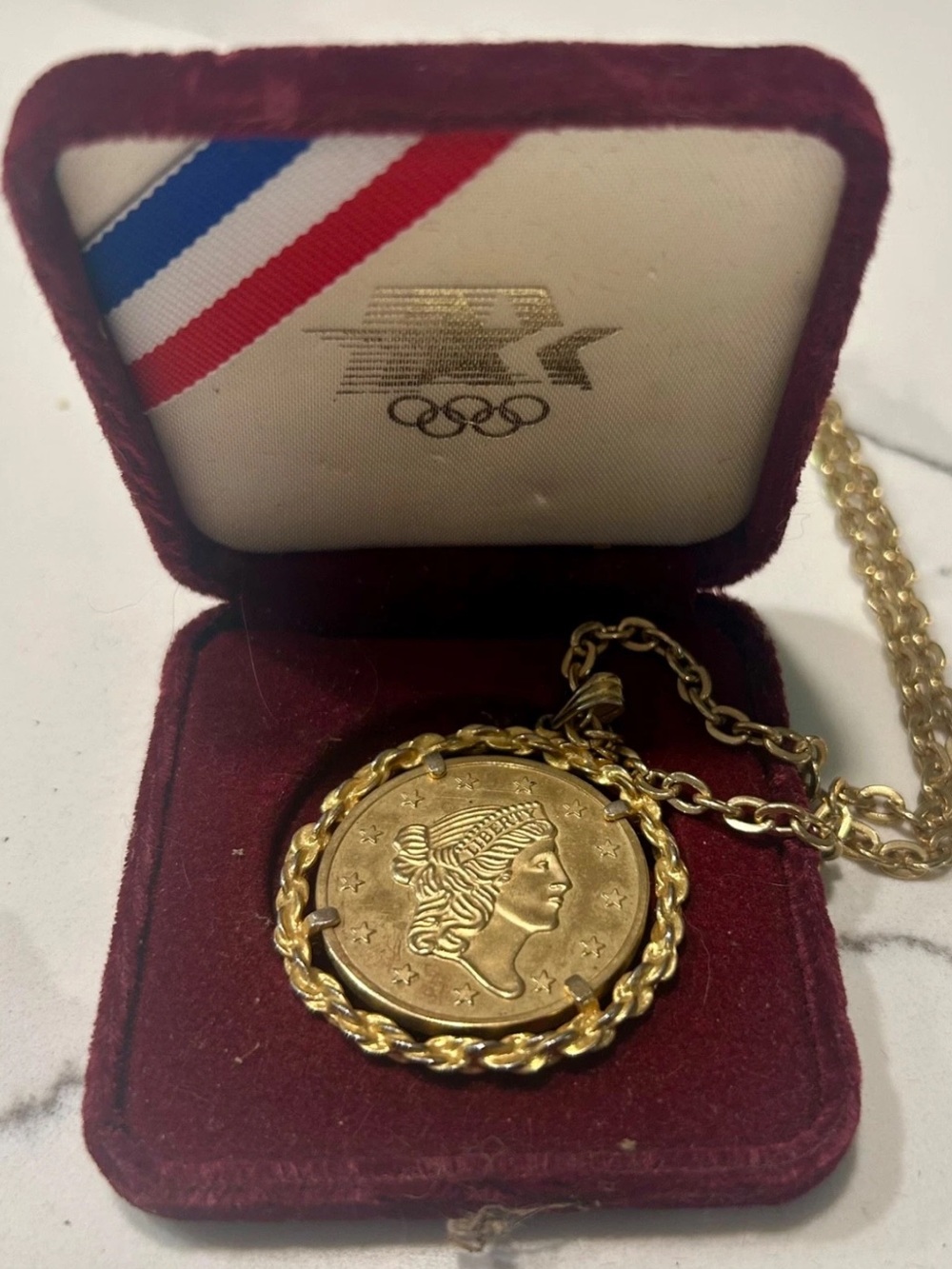 VINTAGE BICENTENNIAL COIN PENDANT -w/ CASE - AVON -  1776-1976 - GOLD 26”